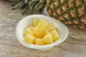 fette di ananas marinate nella ciotola foto