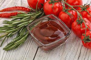 salsa barbecue di pomodoro sulla ciotola foto