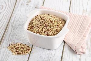 crudo asciutto quinoa cereale grano foto