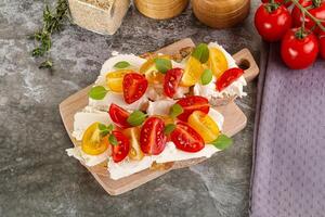 Bruschetta con pomodoro e crema formaggio foto