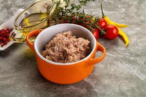 filetto di tonno in scatola per insalata foto