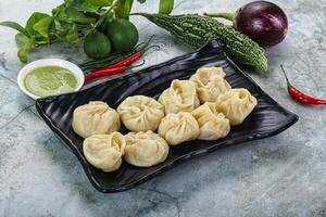 nepalese al vapore Ravioli momo con salse foto