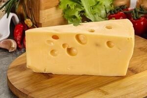 svizzero maasdam formaggio triangolo al di sopra di tavola foto