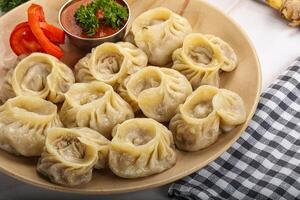 al vapore nepalese gnocco momo con salsa foto