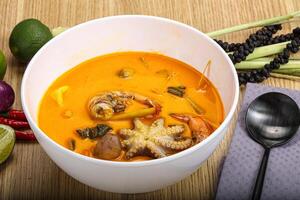 tailandese tom yum la minestra con frutti di mare foto