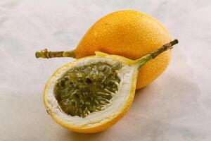 giallo granadilla con tagliare metà foto