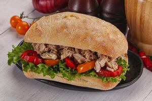 Ciabatta con in scatola tonno Sandwich foto