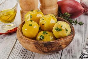 caldo bollito bambino Patata con olio foto