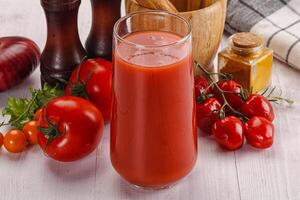 fresco pomodoro succo nel il bicchiere foto