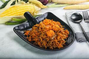 indiano cucina - biryani riso con gamberetto foto