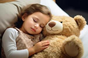 un' poco ragazza addormentato nel il braccia di un' enorme orsacchiotto orso. foto