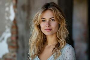 bellissimo donna con bionda capelli e naturale trucco in posa nel luce del sole foto