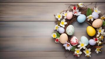 Pasqua ghirlanda con colorato uova su di legno sfondo foto