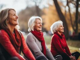 attivo anziano donne godendo yoga classi. il concetto di attivo vita nel vecchio età foto