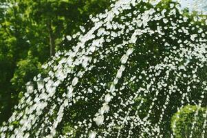 getti di acqua a partire dal un' Fontana con un' bellissimo struttura su un' estate giorno. astratto sfondo di acqua gocce. foto