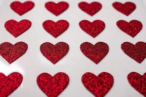 rosso cuore forme su il bianca sfondo nel San Valentino giorno foto