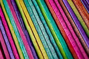Multi colorato di legno mestiere bastoni, colorato sfondo foto
