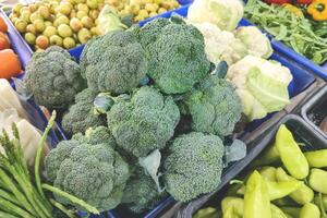 messa a fuoco a fresco broccoli con vario verdure su stalla Schermo per vendita nel il Locale mercato a Tailandia, alto angolo Visualizza foto