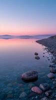 crepuscolo serenità a in riva al lago foto