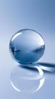 cristallo sfera su blu foto