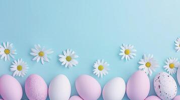 superiore Visualizza illustrazione di Pasqua uova, tulipani, e coriandoli su un' leggero viola superficie foto