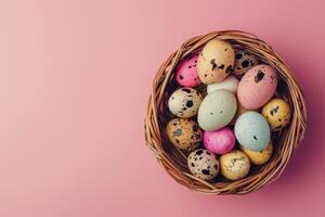 contento Pasqua colorato di Pasqua uova nel il nido con coniglio su pastello su rosa sfondo foto