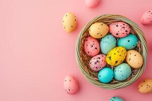 contento Pasqua colorato di Pasqua uova nel il nido con coniglio su pastello su rosa sfondo foto