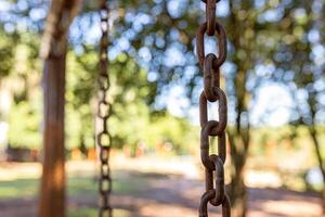 swing acciaio catena sospeso nel terreno di gioco foto