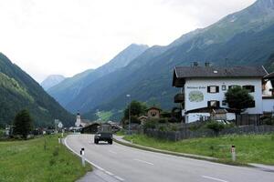 un' Visualizza di il austriaco montagne nel il estate foto