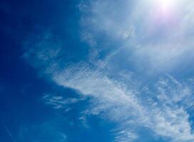 soffici nuvole bianche nel cielo azzurro con la luce del sole foto