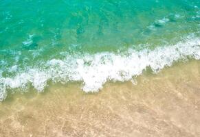 bolla bianca dell'onda del mare sulla spiaggia foto