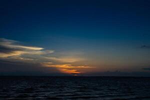 tramonto cielo su il lago foto