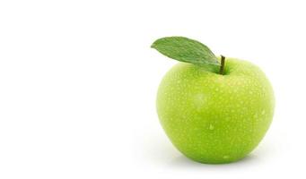 mela verde su sfondo bianco foto