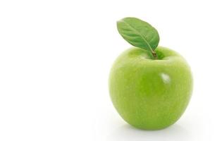 mela verde su sfondo bianco foto