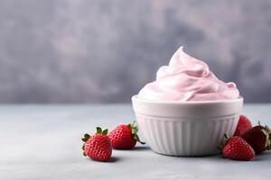 ciotola di fragola ghiaccio crema circondato di fresco fragole su un' bianca strutturato superficie. foto