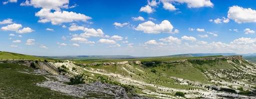 paesaggio di montagna con vista sulla montagna ak-kaya in crimea. foto