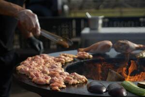 barbecue su il griglia con un Aperto fuoco foto