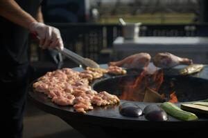 barbecue su il griglia con un Aperto fuoco foto