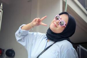 Giacarta, Indonesia - 2024 asiatico hijab donna indossare bicchieri foto