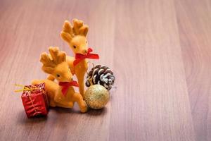 capodanno e decorazione natalizia renne e regalo su tavola di legno marrone