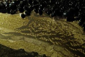 nero e d'oro marmo strutturato sfondo foto