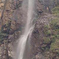 un' cascata, un' montagna, o il vetroso superficie di un' lago. foto