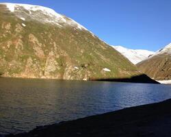 un sorprendente di lago e montagna. foto