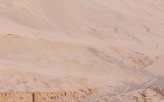 sabbia duna collina nel deserto o arenaria. natura, deserto, spiaggia. copia spazio foto