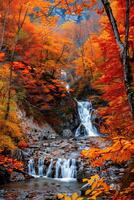 tranquillo autunno cascata a cascata attraverso un' foreste la zona a crepuscolo foto