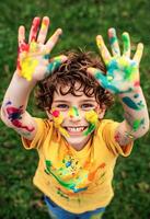 colorato dipingere su mani e viso all'aperto nel estate foto