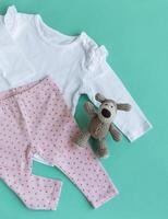 impostato di bambino tute, pantaloni, calzini e a maglia giocattolo foto