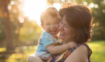 gioioso abbraccio madre e figlio ridendo insieme nel illuminata dal sole parco foto