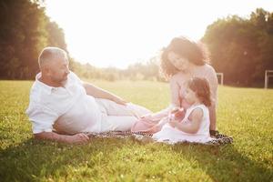 famiglia felice, padre di madre e figlia del bambino nella natura al tramonto foto