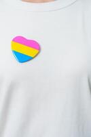 pansexual orgoglio giorno e lgbt orgoglio mese concetto. mano Tenere rosa, giallo e blu cuore forma per lesbica, gay, bisessuale, transgender, strano e pansexual Comunità foto